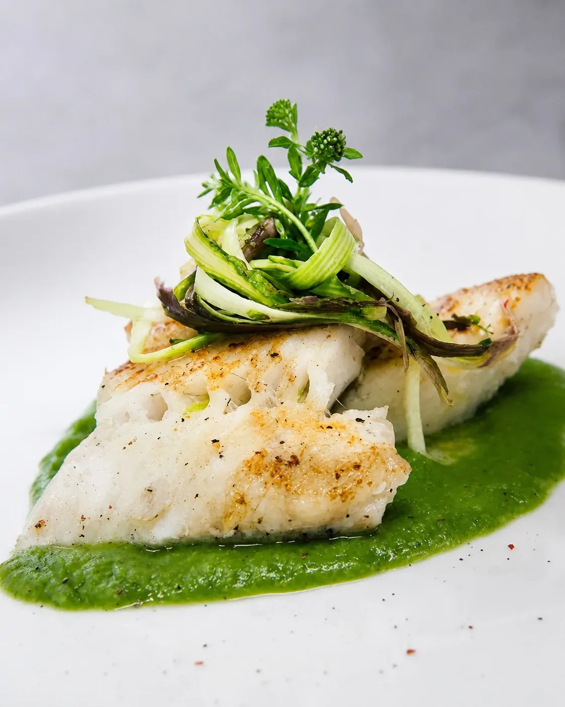 Piatto di pesce con salsa verde