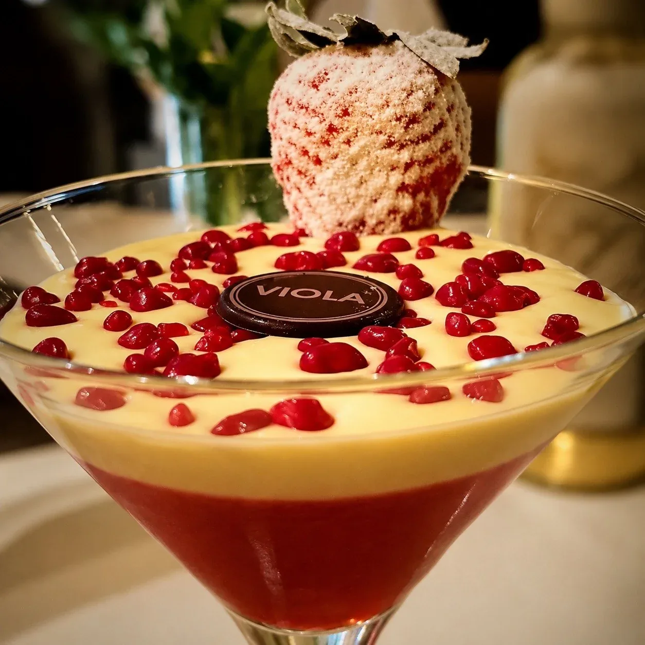Dessert Viola con fragola e melograno