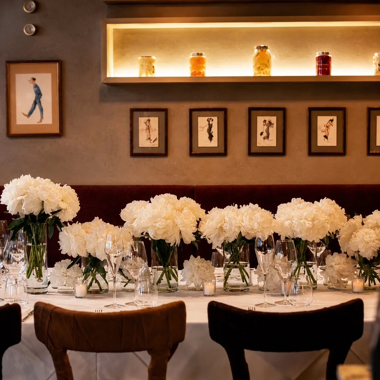 Sala elegante con fiori e mise en place